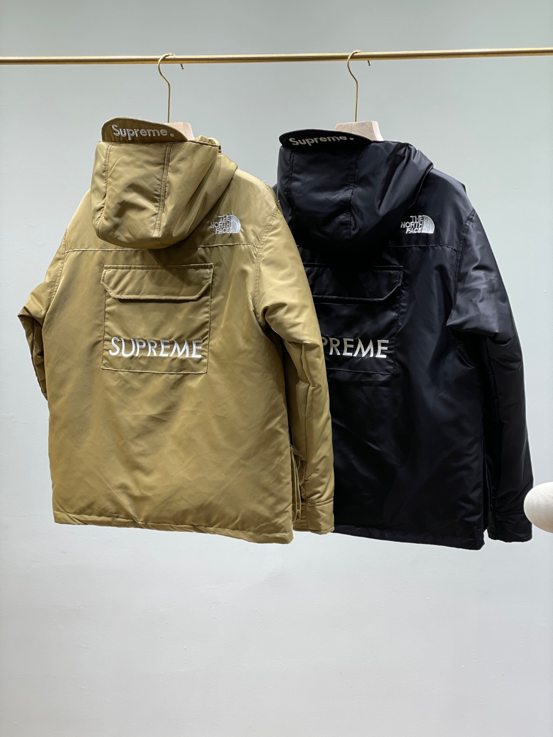 点此购买 北面联名男女多口袋连帽羽绒服 ll 208615