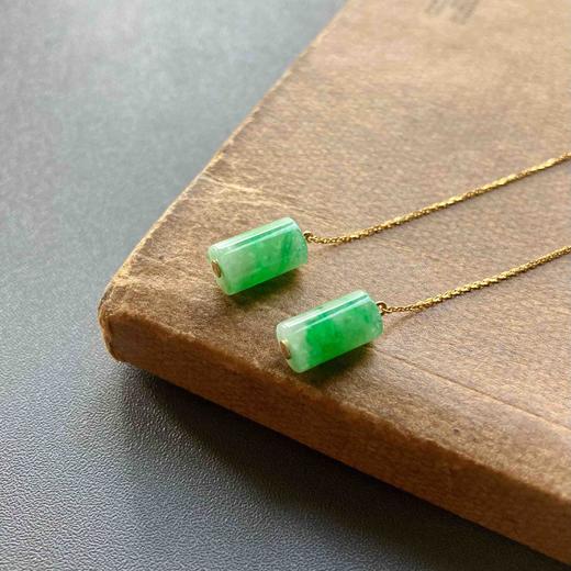 糯冰种阳绿圆柱翡翠耳线18k黄金镶嵌 商品图3