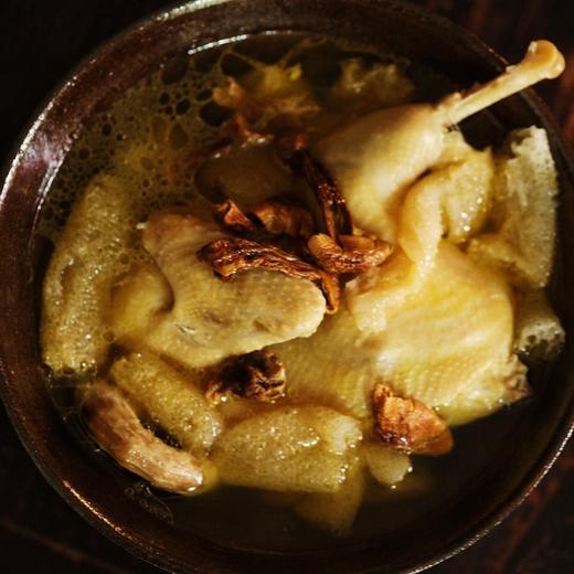 【山珍鸡汤 食材包】(山林散养一年半母鸡一只+野生竹荪+野生姬松茸+山姜）免费清理好.真空包装.顺丰冷鲜配送次日到 商品图0