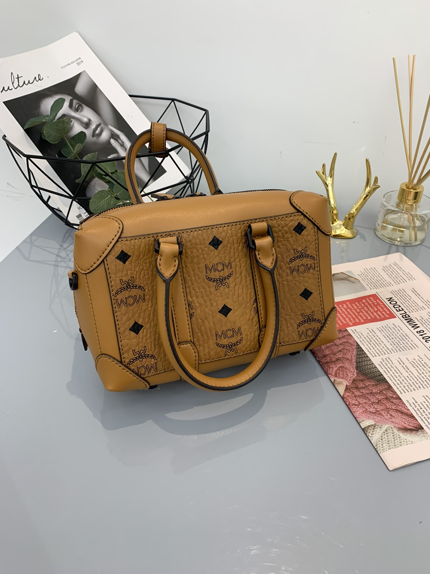 点此购买 mcm波士顿枕头包 ssy 208984