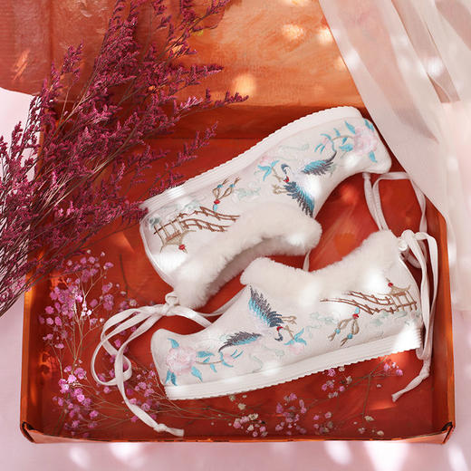 古风汉服鞋子女冬季加绒加厚内增高翘头汉鞋女学生保暖绣花鞋棉鞋 商品图0