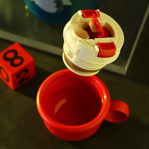 杯具熊儿童杯-毛绒鲨鱼630ML/RT105-630儿童保温杯可爱斜跨毛绒鲨鱼吸管杯宝宝带被套学生少女水杯316 商品图4