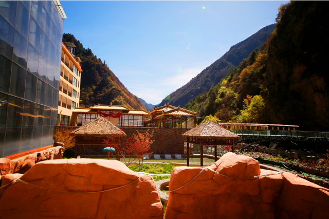 【4a景区毕棚沟】299抢「毕棚沟世纪温泉酒店」观景双床房 早餐 温泉