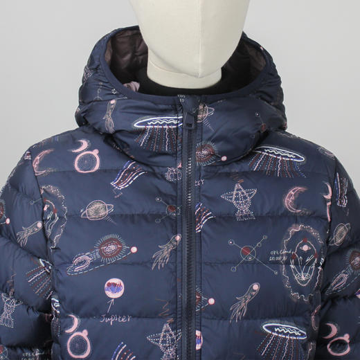 FOCALS福柯斯女装冬季新款印花休闲连帽中长款羽绒服FYBDD873BP 商品图3