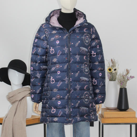 FOCALS福柯斯女装冬季新款印花休闲连帽中长款羽绒服FYBDD873BP 商品图0