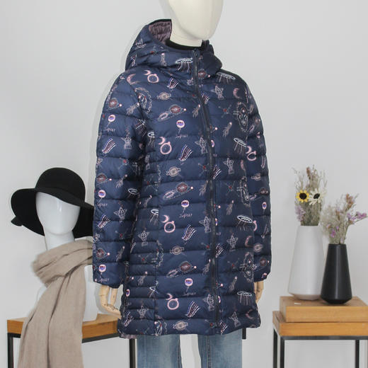 FOCALS福柯斯女装冬季新款印花休闲连帽中长款羽绒服FYBDD873BP 商品图1