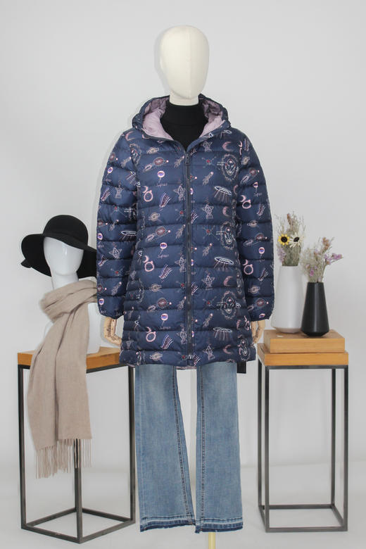 FOCALS福柯斯女装冬季新款印花休闲连帽中长款羽绒服FYBDD873BP 商品图5