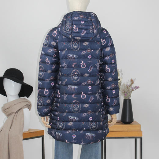 FOCALS福柯斯女装冬季新款印花休闲连帽中长款羽绒服FYBDD873BP 商品图2