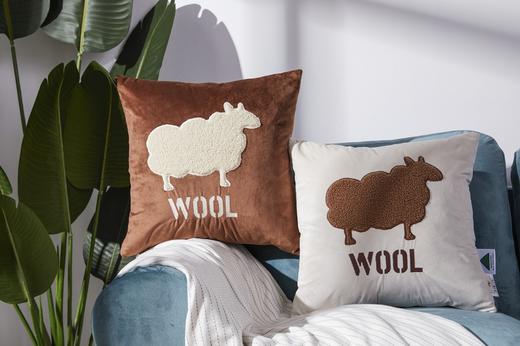 澳洲羊毛暖绒抱枕 商品图1