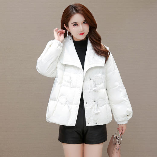 WE-DD-Y21X819 方领轻薄保暖白鸭绒羽绒服女短款2021冬装新款气质优雅时尚小外套 商品图3