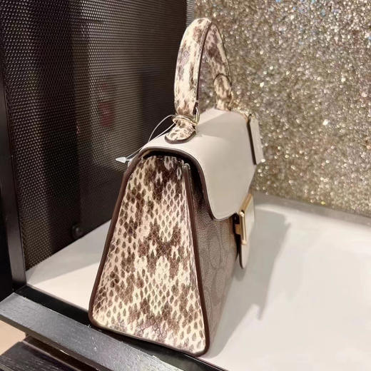 超级好看！💰1350✈️Coach 新款Pepper沙漏包 高级感扑面而来 商品图9