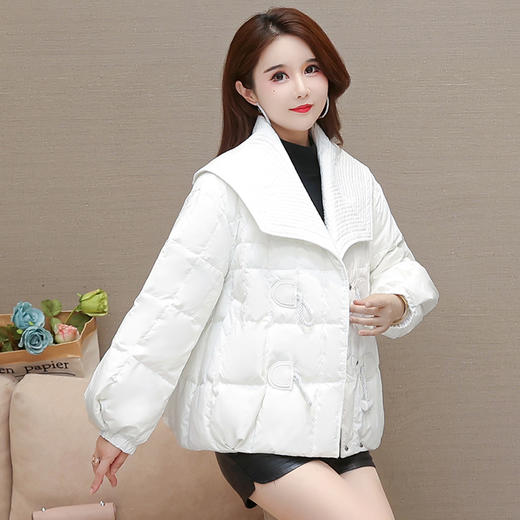 WE-DD-Y21X819 方领轻薄保暖白鸭绒羽绒服女短款2021冬装新款气质优雅时尚小外套 商品图2
