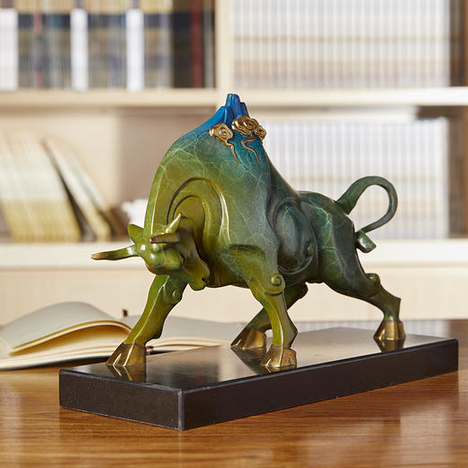 朱府铜艺 牛势冲山铜牛摆件办公室酒柜招财开业礼物中式客厅摆件 商品图0