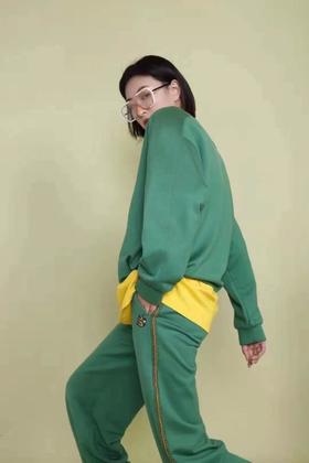 3楼 哥弟复古绿宽松运动裤