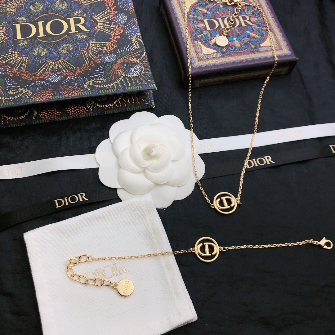 迪奧dior cd項鍊?手鍊專櫃一致黃銅材質