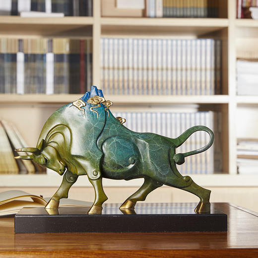 朱府铜艺 牛势冲山铜牛摆件办公室酒柜招财开业礼物中式客厅摆件 商品图3