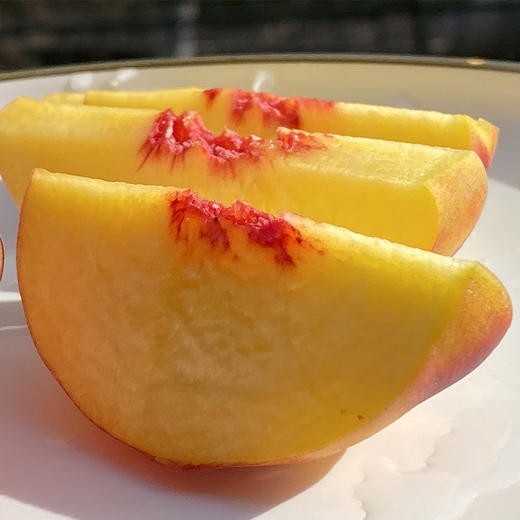 澳洲空运油桃  |  红里透黄，阳光下特别灿烂，果肉纯黄，靠近核一圈红，脆嫩有韧劲，现在有点硬很甜， 放软了之后，细致绵软水汪汪，又香又甜，甜蜜芬芳！ 商品图3