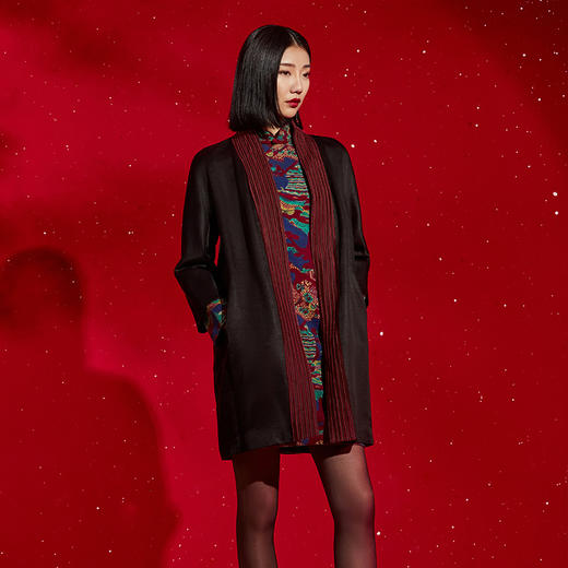 TANGY Collection/天意精品秋冬新品线迹刺绣莨绸撞色拼接直筒外套 商品图3