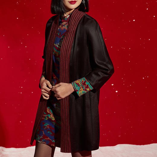 TANGY Collection/天意精品秋冬新品线迹刺绣莨绸撞色拼接直筒外套 商品图4