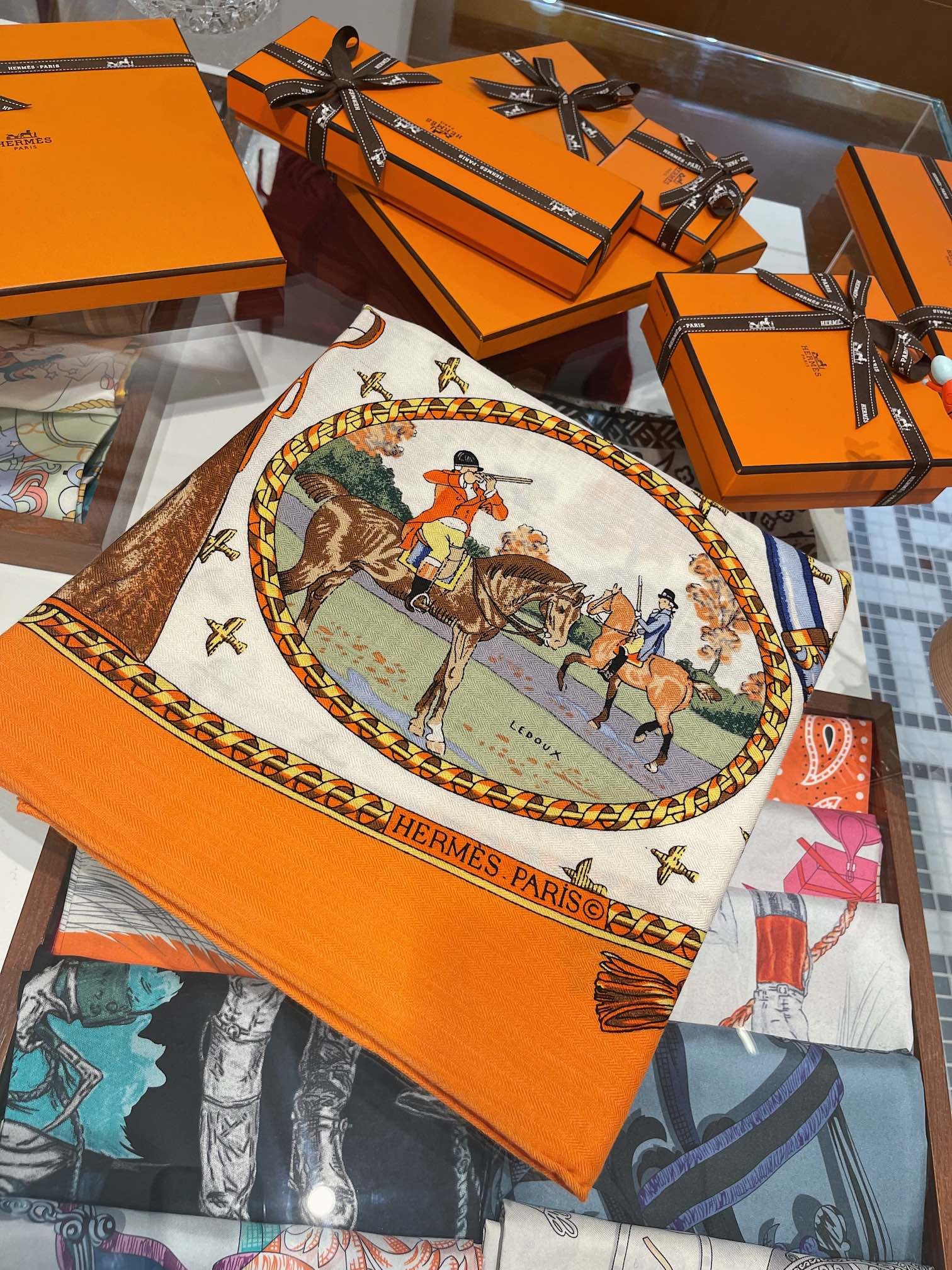 爱马仕 hermes 新款披肩 h招牌的马术元素 品牌专属的feel~ 真的很