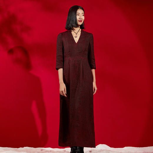 TANGY Collection/天意精品秋冬新品原创国潮丝绵V领收腰连衣裙 商品图3