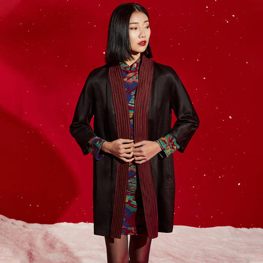 TANGY Collection/天意精品秋冬新品线迹刺绣莨绸撞色拼接直筒外套 商品图2