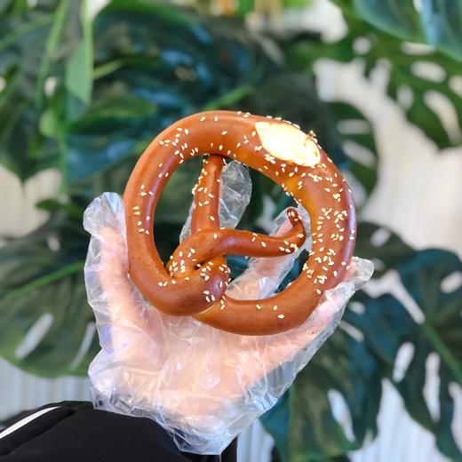 碱水德国结（德国人的零食 无油无糖无奶无蛋）我们也可以试试就着啤酒吃碱水包的感觉 商品图0