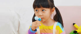  孩子抢着用的「棒棒糖型润唇膏」！安全到“可以舔”！一涂一抹，小嘴儿嫩嘟嘟！ 
