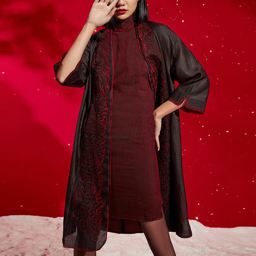 TANGY Collection/天意精品秋冬新品国潮刺绣莨绸拼撞长外套 商品图4