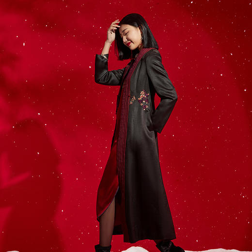 TANGY Collection/天意精品秋冬新品线迹刺绣撞色拼接国风刺绣莨绸长外套 商品图1