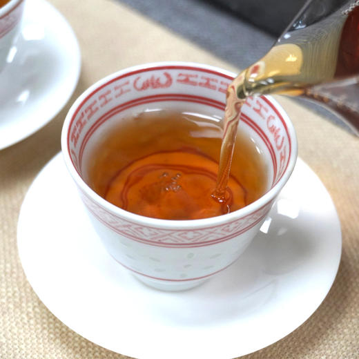 【爆烟香高烟香经典大品牌老生茶】2006年中茶8901红印铁饼 非常好撬 一片380克 高烟香经典普洱茶老生茶 干仓真品大品牌出品  很推荐大家喜欢高烟香回甘好的朋友品鉴 商品图10