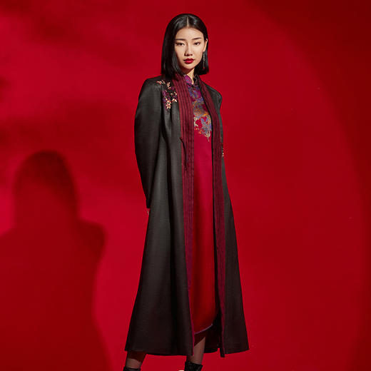 TANGY Collection/天意精品秋冬新品线迹刺绣撞色拼接国风刺绣莨绸长外套 商品图2