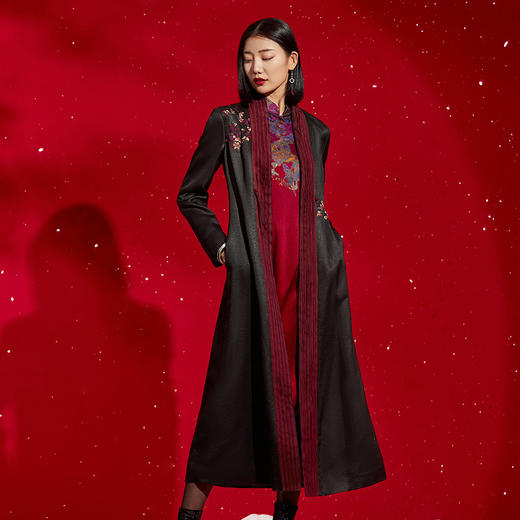 TANGY Collection/天意精品秋冬新品线迹刺绣撞色拼接国风刺绣莨绸长外套 商品图4