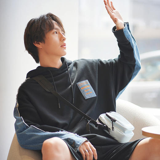 MISHKA2022春夏新品 拼接布设计套头连帽卫衣M21100462M 商品图3