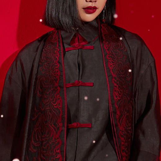 TANGY Collection/天意精品秋冬新品国潮刺绣莨绸拼撞长外套 商品图3