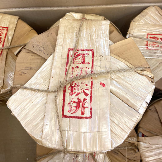 【爆烟香高烟香经典大品牌老生茶】2006年中茶8901红印铁饼 非常好撬 一片380克 高烟香经典普洱茶老生茶 干仓真品大品牌出品  很推荐大家喜欢高烟香回甘好的朋友品鉴 商品图6