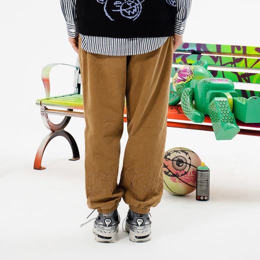 MISHKA2022春夏新品 KA爷涂鸦熊灯芯绒直筒收脚休闲裤M21100804M83 商品图2