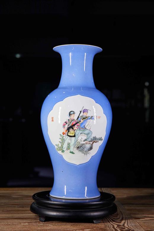 天蓝釉文革人物鱼尾瓶 商品图0