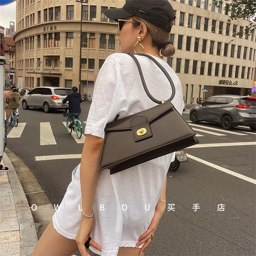 【亏本清仓】APEDE MOD双肩带信封包 平纹 咖啡色 （不支持退换）[福利品] 商品图0