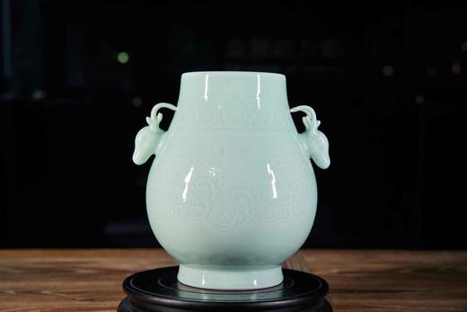 豆青釉暗刻鹿头尊 商品图0