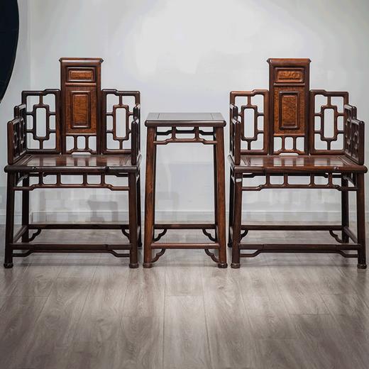 清 红木镶瘿木书卷靠背七屏式扶手椅（两椅一几） 商品图0