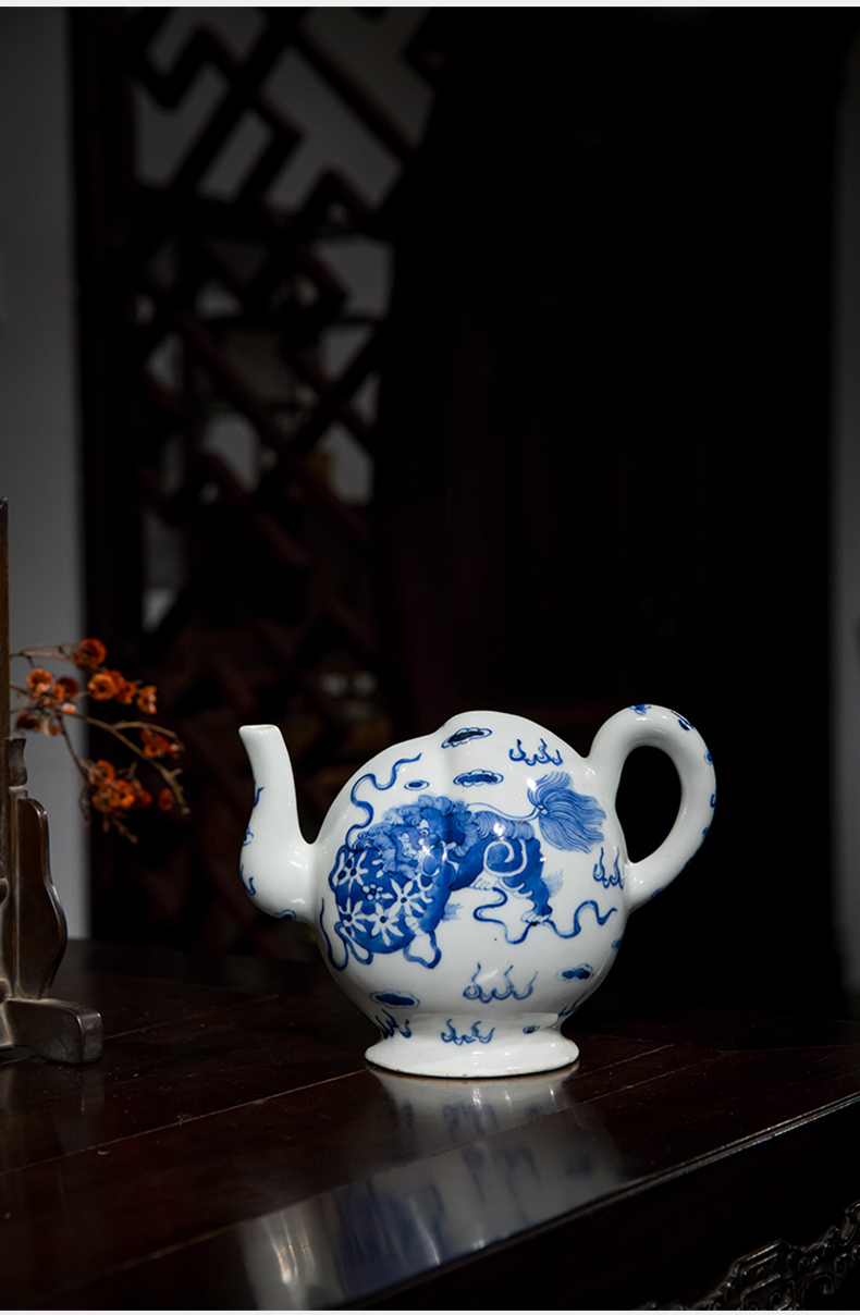 清 青花太狮少狮寿桃形倒流壶