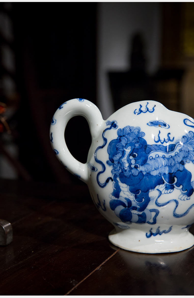 清 青花太狮少狮寿桃形倒流壶