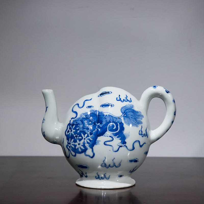 清 青花太狮少狮寿桃形倒流壶