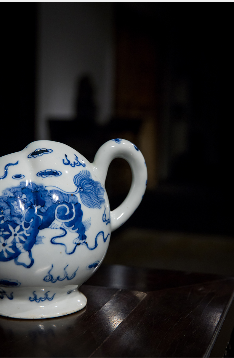 清 青花太狮少狮寿桃形倒流壶