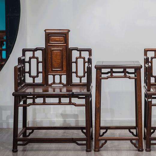 清 红木镶瘿木书卷靠背七屏式扶手椅（两椅一几） 商品图3