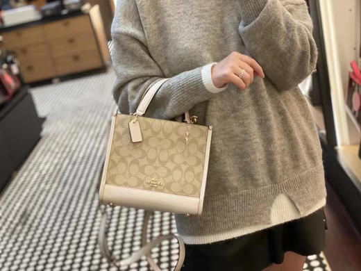 Coach 新款上架💕小号Dempsey 22 白拼老花 商品图0