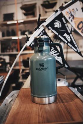 Stanley 经典系列不锈钢真空保温啤酒壶1.9升-绿色