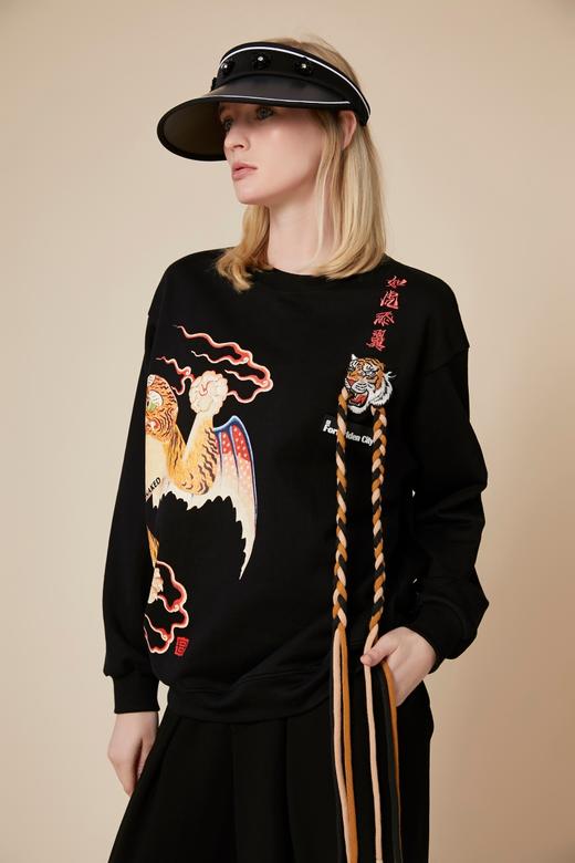 如虎添翼黑色绣花卫衣 商品图2