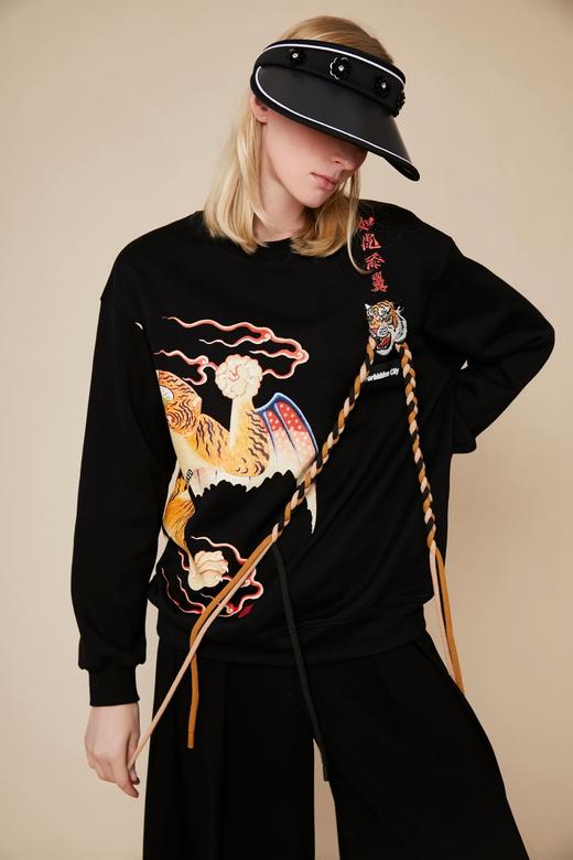 如虎添翼黑色绣花卫衣 商品图4